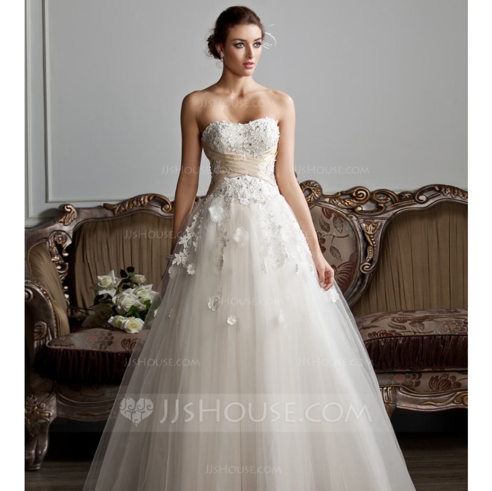 NEW NEVER WORN WEDDING DRESS